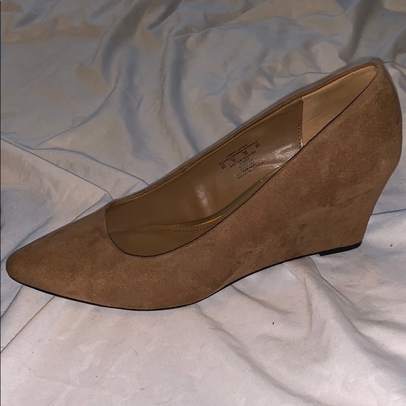 Simply styled brown suede heels - Picture 2 of 7